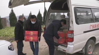 武汉东西湖钢贸商会到余店镇福利院献爱心