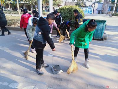 城郊应台小学组织师生清洁校园周边环境卫生