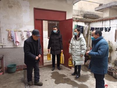 广水市交通运输局党员干部下沉社区对困难群众开展春节慰问