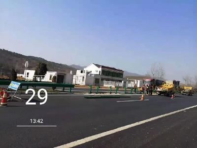 85处口子就是85个隐患，广水对107国道分隔带“封口子”