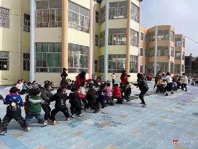 马坪镇中心幼儿园举行拔河比赛