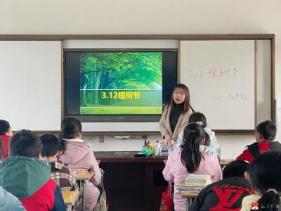 郝店镇关店中心小学：小手植小树，播种一片绿