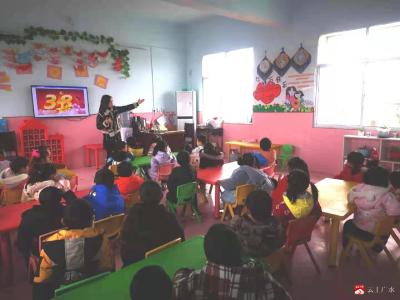 关庙镇中心幼儿园开展三八妇女节系列活动