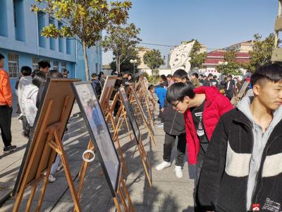 十里街道办事处中心中学：春风送暖入十中 漫步画展露笑颜             