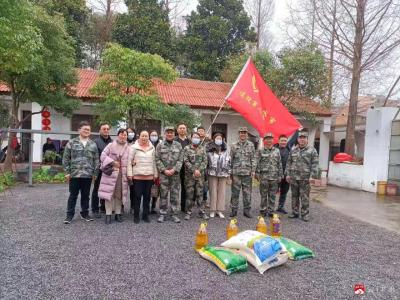 学习雷锋好榜样，传递爱心送真情