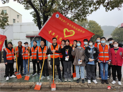 市实验高中党员干部下沉社区开展植树活动