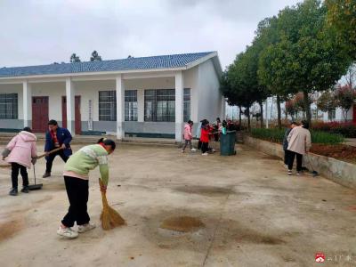 城郊北斗中心小学：小雷锋在行动