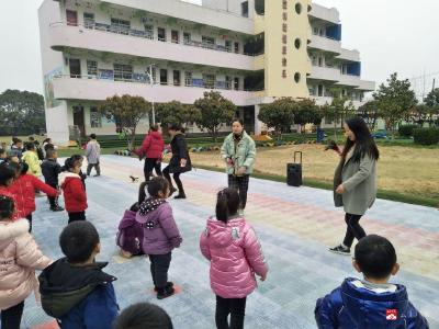 蔡河镇北街幼儿园举行庆三八教职工跳绳踢毽子比赛