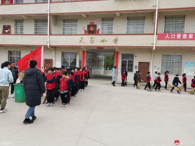 关庙镇天子小学：继承优良传统，弘扬雷锋精神