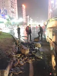 市城管执法局市政维修所连夜清理交通事故造成的安全隐患
