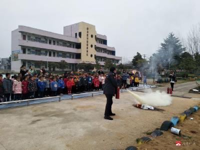 蔡河镇北街幼儿园组织全体师生进行消防安全演练