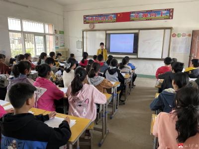 杨寨镇余店中心小学：重安全教育，保节日平安