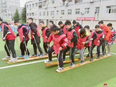 城郊应台小学组织学生参加户外拓展训练