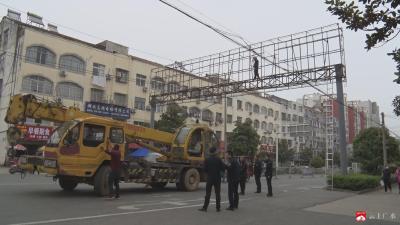 市城管执法局：拆除户外广告牌   提升城市“颜值”