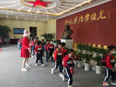 市幼儿园师生走进军营感受军威