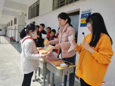 蔡河镇中心小学召开六年级表彰大会