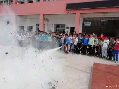 杨寨镇余店中心小学开展应急疏散、消防演练活动