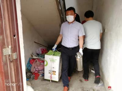 市八一学校为搬迁户搬家