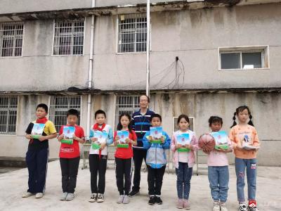 驼子中心小学：送教促成长 篮球增友谊