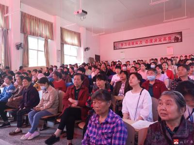 余店镇初级中学召开六年级家长会