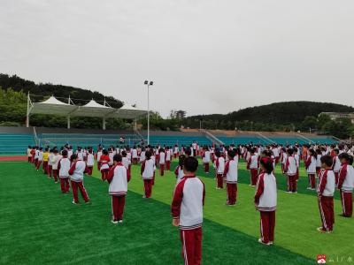 永阳学校举行“纪念袁隆平”主题升旗仪式