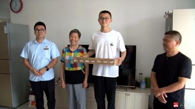 我市爱心企业为高考优秀学生捐赠奖品