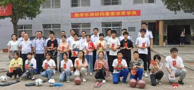 城郊税务分局党支部爱心帮扶城郊中学贫困学子