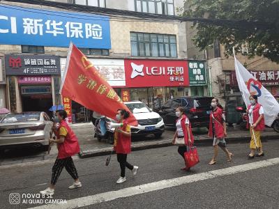 市学雷锋服务队：“扫街、扫楼、扫户”   将疫苗接种宣传“送进家门” 