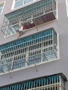 险！广水一女童悬挂窗外被民警成功救下