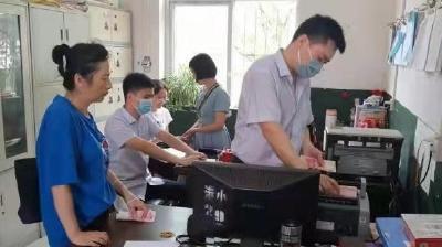 广水农商行“流动柜台”进校园助力开学季