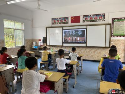 担当时代责任，赓续红色血脉——十里同兴中心小学同学观看《开学第一课》