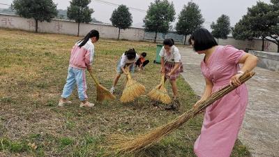 蔡河镇黄土中心小学开展校园卫生大扫除活动