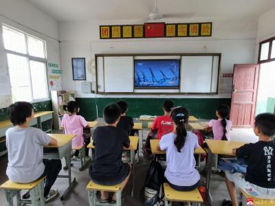 广办驼子中心小学开展“勿忘国耻、牢记历史”的爱国主义教育活动