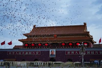 数万人天安门广场观升旗，人群欢呼“我爱你中国！”