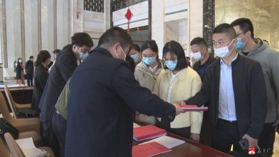 【聚焦党代会】出席市九次党代会的代表报到