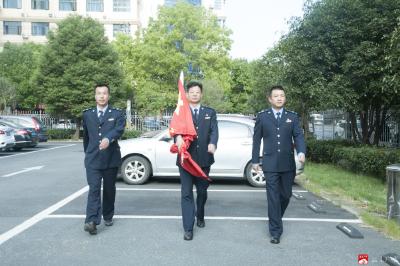 市税务局举行庆国庆升旗仪式