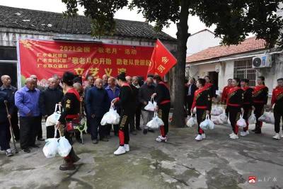 广水群众为五保老人送重阳“大餐”