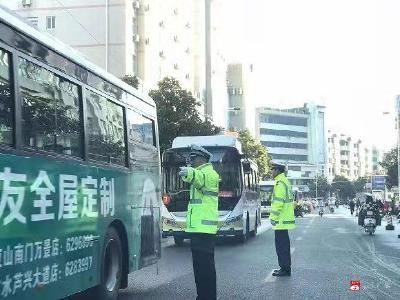 广水交警全力护航“两会”道路交通安保