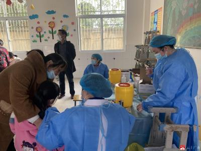 长岭镇平林中心小学积极组织学生接种新冠疫苗 