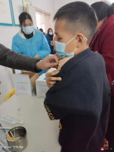 杨寨镇杨湾中心小学组织学生接种新冠疫苗 