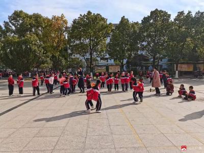 李店镇中心小学举行冬季趣味运动会