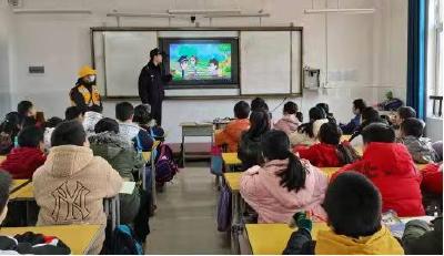 杨寨镇中心小学举行“家在铁路边，护路我争先”安全教育活动  