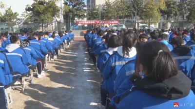 市实验初级中学举行“12.4宪法日”法制报告会