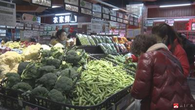 广水：各大超市年味浓  备足货源迎春节