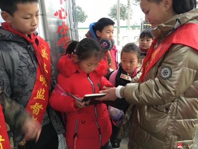 骆店镇中心小学红领巾监督岗在行动