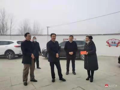张杰看望慰问劳模及困难职工