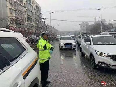 闻雪而动战严寒  广水交警筑起平安路上最美“雪”警