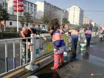 【创建文明城市】清洗交通护栏  扮靓城市环境