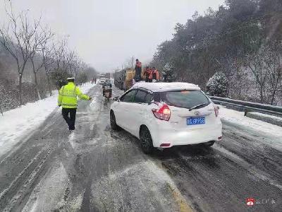 虎年首个工作日  广水公安交警“战”雪忙