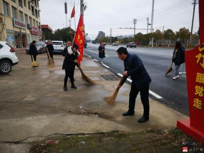 市实验小学：党员下沉进社区  清扫卫生暖人心